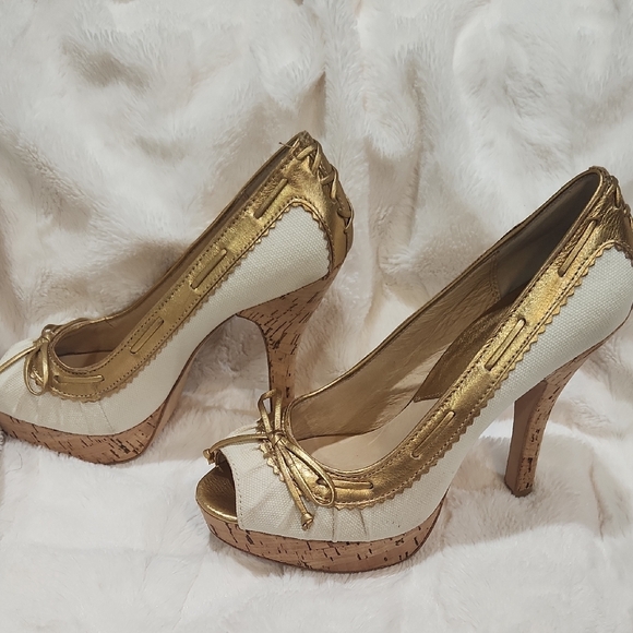 NWOT Michael Kors Elegant Gold and Cream Heels - Picture 2 of 6